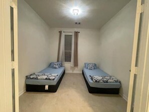 4 habitaciones, caja de seguridad en la habitación y escritorio 