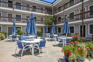 Outdoor dining - Orleans Court 318 !! (Ocean City)