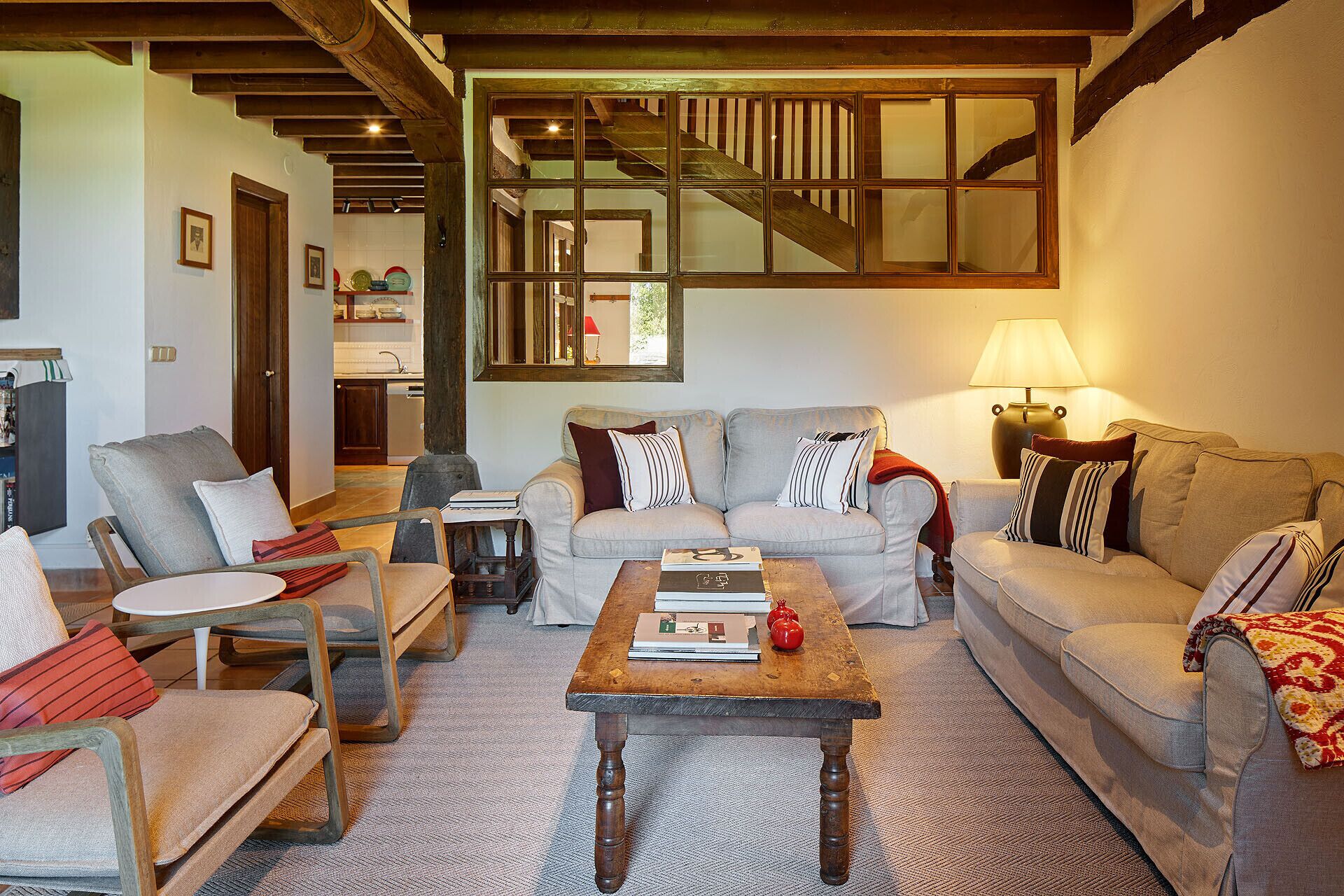 Een televisie en een open haard