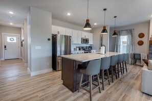 冷蔵庫、電子レンジ、オーブン、コンロ