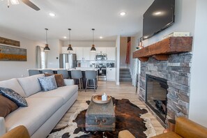 スマートテレビ、暖炉、テーブルサッカー台、書庫