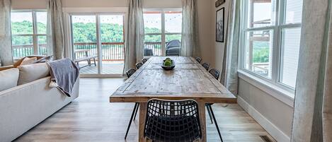 Smart TV, chimenea, futbolito, libros