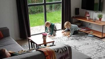 Een smart-tv, een tafeltennistafel en boeken