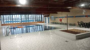 Een binnenzwembad, een buitenzwembad