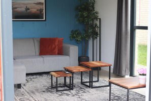 Smart TV, tavolo da ping pong, libri