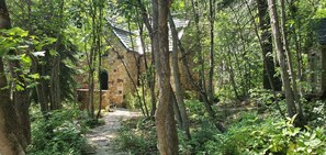 Property grounds - Vaulted beam ceilings, a huge rock fireplace, stream nearby, large campfire area (Provo)