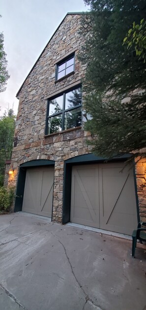Exterior - Vaulted beam ceilings, a huge rock fireplace, stream nearby, large campfire area (Provo)