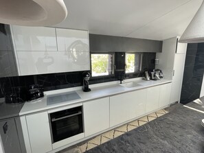 Kühlschrank, Mikrowelle, Ofen, Herdplatte