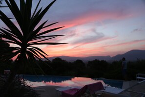 Outdoor pool, a heated pool - Calme et vue Époustouflante Pour Cette Villa D'inspiration Balinaise à Valbonne (Valbonne)