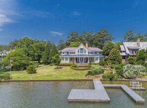 Exterior - Waterfront Lake Oconee home - beautiful home with gorgeous views, kayaks (Eatonton)