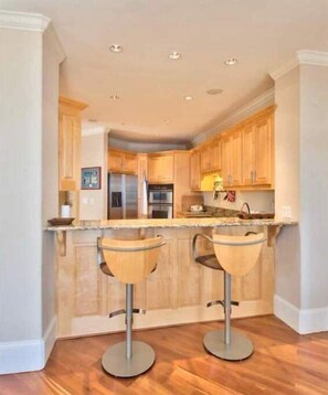 Fridge, microwave, oven, stovetop - Waterfront Lake Oconee home - beautiful home with gorgeous views, kayaks (Eatonton)