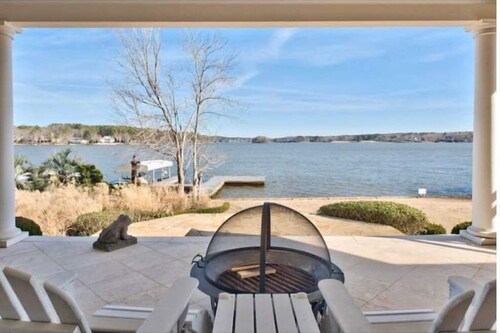 Waterfront Lake Oconee home - beautiful home with gorgeous views, kayaks