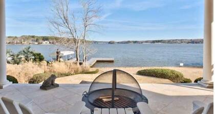 Waterfront Lake Oconee home - beautiful home with gorgeous views, kayaks
