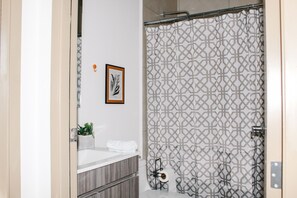 Serviettes fournies, savon, shampoing, papier toilette