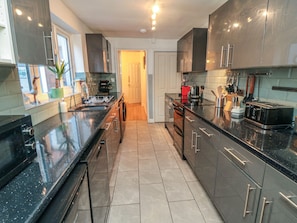 Refrigerador, lavavajillas, tetera/pava eléctrica, tostadora