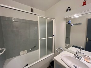 Hair dryer, soap, toilet paper - Hissez Ô-vue Mer-4p-port Maria (Quiberon)