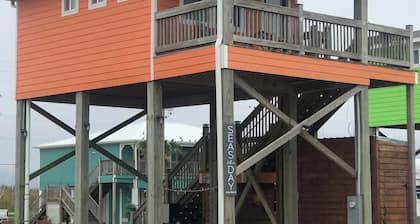 Cozy studio walking distance to the beach, Seas the Day Beach House