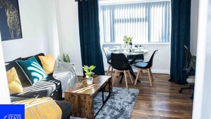 Un salon moderne avec un canapé, une table basse et un coin repas.