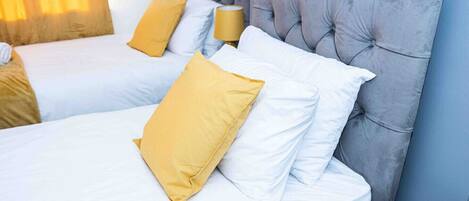 3 chambres, bureau, fer et planche à repasser, lit parapluie