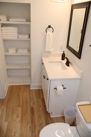 Dusch, hårtork, handdukar och tvål