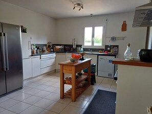 Kjøleskap, mikrobølgeovn, ovn og vannkoker