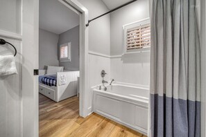 Bruser, hårtørrer, håndklæder