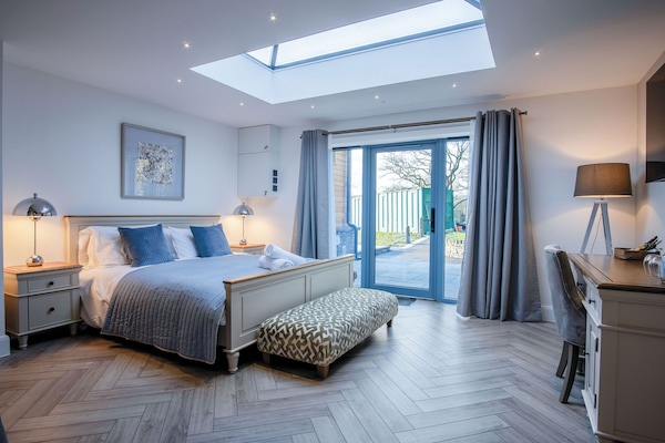 Luxury Double Room, 1 King Bed | Premium bedding, individually decorated, individually furnished, desk