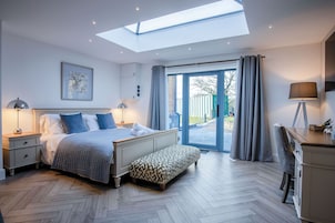 Luxury Double Room, 1 King Bed | Premium bedding, individually decorated, individually furnished, desk