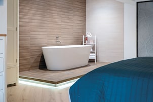 Luxury Double Room, 1 King Bed | Premium bedding, individually decorated, individually furnished, desk
