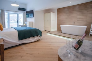 Premium bedding, individually decorated, individually furnished, desk - The Sleeping Giant - Pen Y Cae Inn (Swansea)