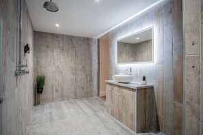 Luxury Double Room, 1 King Bed | Bathroom | Shower, hair dryer, towels - The Sleeping Giant - Pen Y Cae Inn (Swansea)