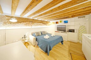 Apartment | Living area | 42-inch flat-screen TV with digital channels - DolceVita Apartments N. 506 (Venice)
