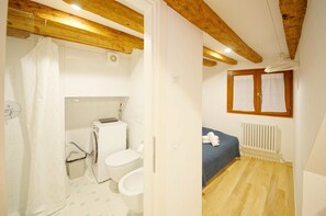 Appartement | Salle de bain | Douche, sèche-cheveux, bidet, serviettes fournies