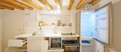 Appartement | Cuisine privée | Grand réfrigérateur, micro-ondes, plaque de cuisson, lave-vaisselle