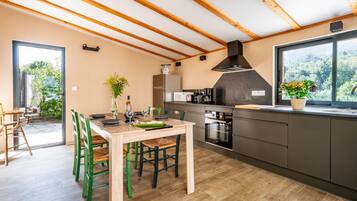 Fridge, oven, dishwasher, coffee/tea maker