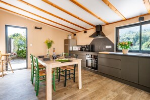 Réfrigérateur, un four, lave-vaisselle, cafetière-théière