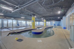 من حمّامات السباحة المغطاة، حمّام سباحة خارجي