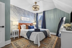 5 bedrooms, desk, iron/ironing board, travel cot