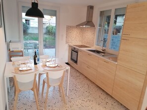 Fridge, microwave, oven, stovetop - Villa de Charme Avec son Parking Privé à 180 m de la mer (Agde)