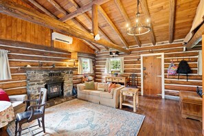 Televisio, takka, kirjoja