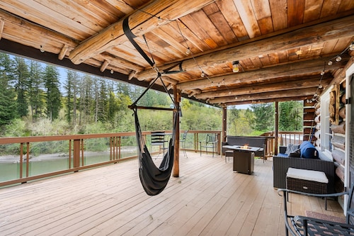 Cozy Washington Log Cabin: Riverside Retreat