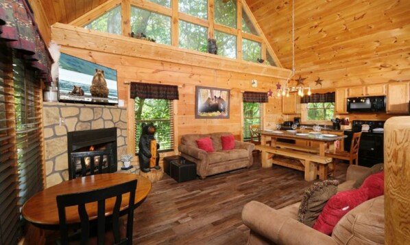 Smart TV, fireplace, table football, books - Centrally Located between Pigeon Forge and Gatlinburg. (Sevierville)
