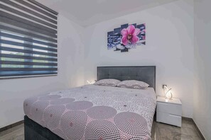 4 bedrooms, WiFi - Villa with pool in a quiet location (Garica)