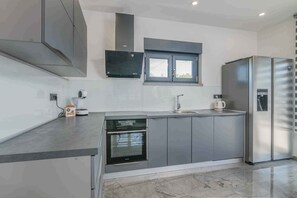 Jääkaappi, uuni, liesi, astianpesukone