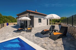 Pool - Villa with pool in a quiet location (Garica)