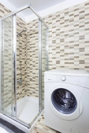 Dusche, Haartrockner, Handtücher, Seife