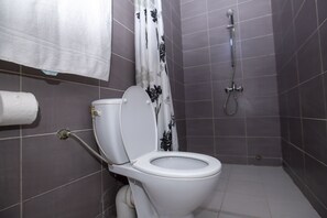 Towels, soap, toilet paper - Superbe Appartement 1 lit de 2 Place Avec Douche Personel Ideal Pour 2 Personnes (Porto-Novo)