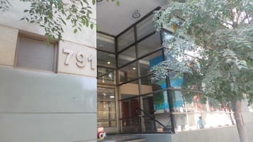 Vista frontal de la propiedad