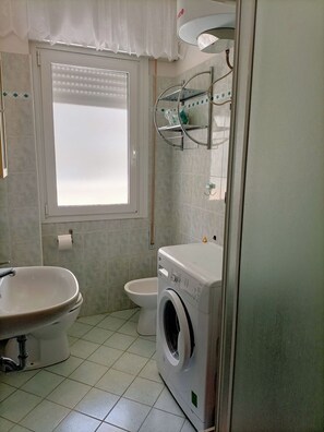 Apartamento, 2 quartos, sacada | Banheiro
