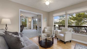 Televisie, een open haard, boeken en een kantoor